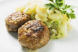 Dobr&eacute; j&iacute;dlo za p&aacute;r korun? Jde to, tvrd&iacute; gastronomick&eacute; celebrity.