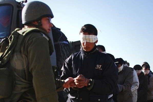 Palestinci zajatí Izraelci na severu Gazy. Palestinci zajatí Izraelci na severu Gazy.