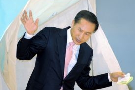 Jihokorejský prezident a vůdce konzervativců I Mjong-bak.