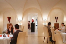 Interiér restaurace je vzdušný a honosný. Interiér restaurace je vzdušný a honosný.