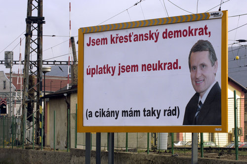 Billboard karikující vicepremiéra a předsedu KDU-ČSL Jiřího Čunka opatřený textem "Jsem křesťanský demokrat, úplatky jsem neukrad (a cikány mám taky rád)" se objevil 2. února v Tovární ulici v Ústí nad Labem.