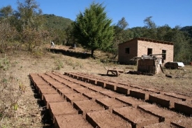 Výroba adobe - cihel z bahna.