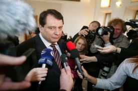 Jiří Paroubek komunikuje prostřednictvím českých médií.
