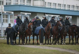 Policie nasadila i jízdní oddíl.