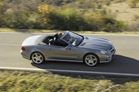 Mercedes SL netrpí obvyklými nešvary automobilů s pevnou skládací střechou. Jeho karoserie se téměř nekroutí a nevydává žádné pazvuky.