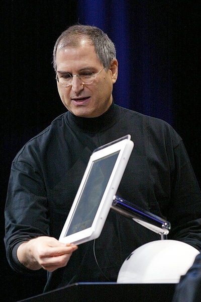 Takto vypadal Steve Jobs na výstavě Macworld v roce 2002. Takto vypadal Steve Jobs na výstavě Macworld v roce 2002.