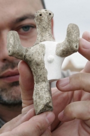 Torzo sestává ze čtyř částí, další úlomky archeologové zatím nenašli.