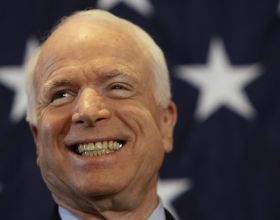 Favorit na republikánskou nominaci John McCain.