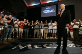 Obamův republikánský soupeř John McCain.