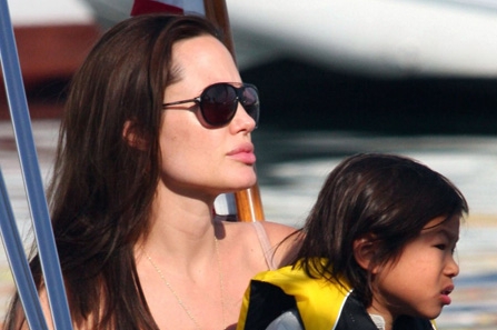 Angelina Jolieová s adoptivním synem Paxem. Angelina Jolieová s adoptivním synem Paxem.