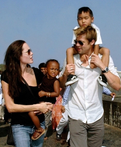 Angelina a Brad se sv&yacute;mi dvěmi adoptivn&iacute;mi dětmi.