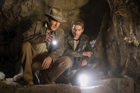 Indiana Jones (Harrison Ford) a Mutt (Shia LaBeouf).