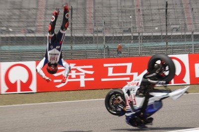 Jorge Lorenzo měl v tréninku v Šanghaji těžký pád. Jorge Lorenzo měl v tréninku v Šanghaji těžký pád.