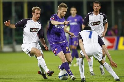 Martin Jorgensen z Fiorentiny (uprostřed) v souboji s obránci Rangers.