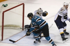 Jonathan CheeChoo ze San Jose dává svůj třetí gól.