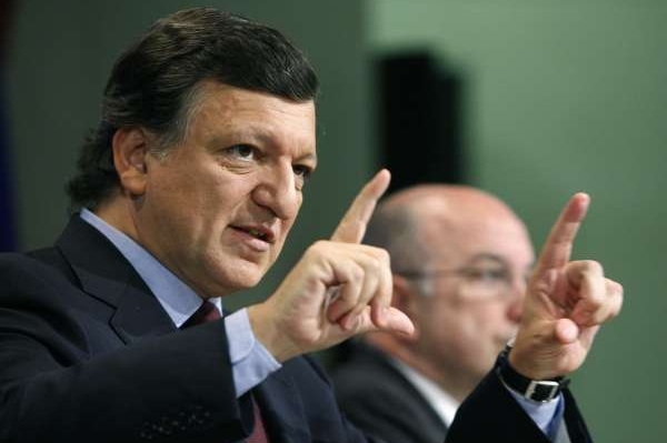 Šéf Evropské komise José Manuel Barroso informuje o záchranném plánu. Šéf Evropské komise José Manuel Barroso informuje o záchranném plánu.