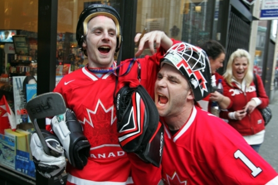 Fanoušci Kanady oslavují v ulicích Vancouveru. Fanoušci Kanady oslavují v ulicích Vancouveru.