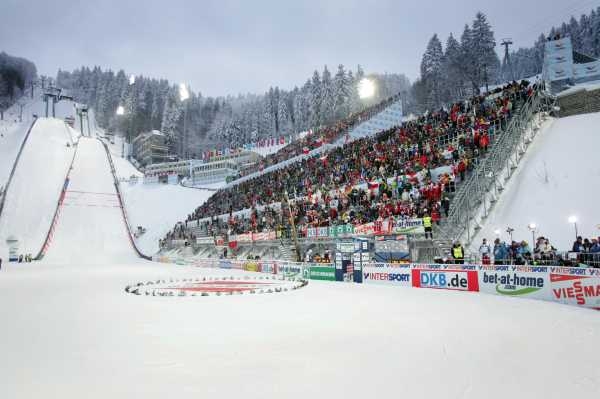 Zaplněná tribuna pod skokanským můstkem. Zaplněná tribuna pod skokanským můstkem.