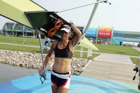 Veslařka Miroslava Knapková před tréninkem na pekingské vodě.