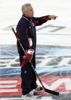 Trenér New York Rangers Tom Renney.