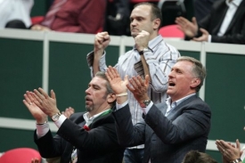 J&aacute;sot party kolem premi&eacute;ra Topol&aacute;nka po vyhran&eacute;m fift&yacute;nu.