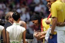 Brazilci i s Ronaldinhem si pro bronzové medaile přišli v civilu. Brazilci i s Ronaldinhem si pro bronzové medaile přišli v civilu.
