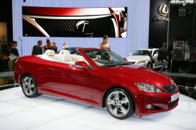 Lexus přivezl do Paříže kupé-kabriolet IS250C.