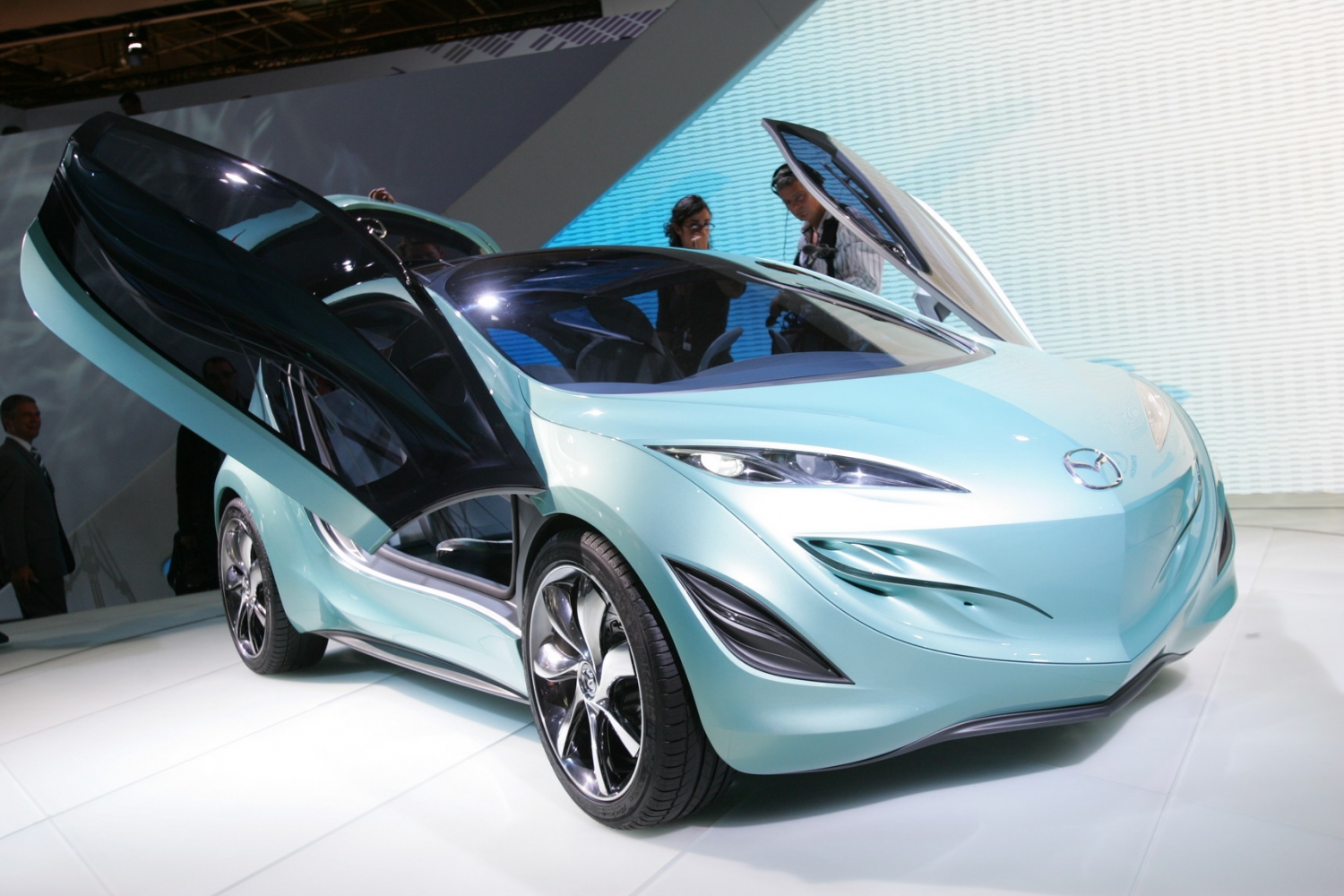 Mazda Kiyora má pod kapotou benzinovou třináctistovku.
