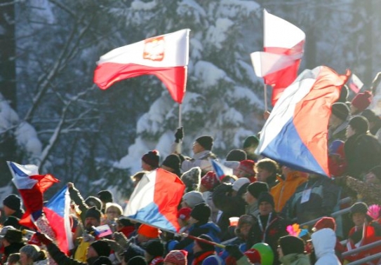 Přes vysoké ceny vstupenek si do ochozů našli cestu i čeští fanoušci. Přes vysoké ceny vstupenek si do ochozů našli cestu i čeští fanoušci.