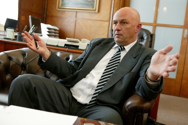 Tomáš Julínek kritizuje koaliční smlouvu ODS a ČSSD. Tomáš Julínek kritizuje koaliční smlouvu ODS a ČSSD.