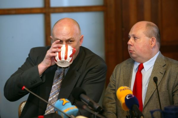 Hlavní tváře poplatkové reformy: Ministr Julínek a jeho mluvčí Cikrt.