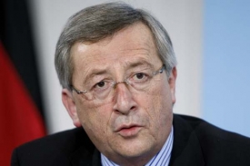 Jean-Claude Juncker nebude pravidla pro přijetí eura zatím měnit.