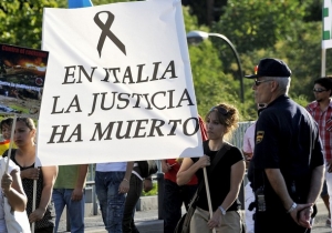 Protesty kvůli &uacute;tokům na romsk&eacute; t&aacute;bory během l&eacute;ta.