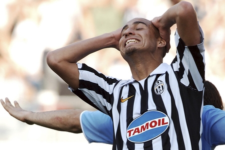 David Trezeguet se chytá za hlavu, možná i kvůli hrozbě dalšího bodového odpočtu...