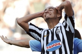 David Trezeguet se chytá za hlavu, možná i kvůli hrozbě dalšího bodového odpočtu...