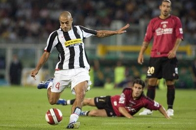 Hráč Juventusu Almiron z Argentiny v akci Hráč Juventusu Almiron z Argentiny v akci