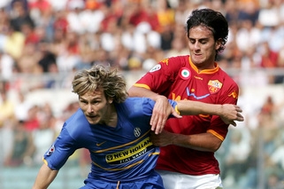 Pavel Nedvěd v dresu Juventusu (vlevo) proti Albertu Aquilanimu z Říma Pavel Nedvěd v dresu Juventusu (vlevo) proti Albertu Aquilanimu z Říma