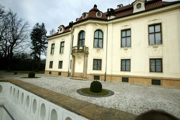 Před Kramářovou vilou bylo v pondělí večer rušno, přijeli i popeláři.