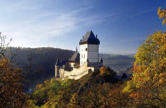 K průvodu krále Karla IV., který se spolu s chotí vydá 2. června z Pražského hradu na Karlštejn, se může připojit i vy.  