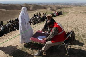 Rozdělov&aacute;n&iacute; potravinov&eacute; pomoci hladověj&iacute;c&iacute;m Afgh&aacute;ncům.