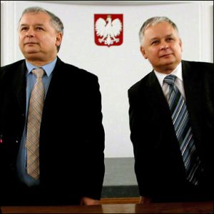 Oba jednovaječní bratři, Lech (vlevo) a Jaroslaw