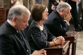 Premiér Jaroslaw Kaczyński (vpravo) se svým bratrem Lechem a jeho ženou Mairou