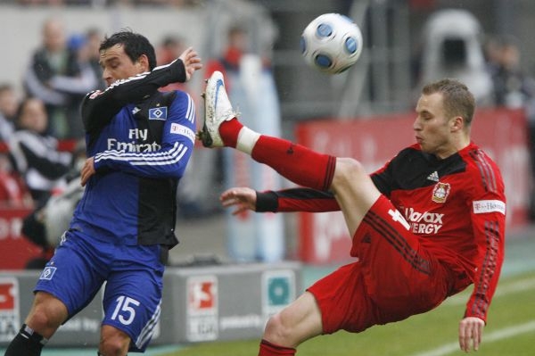 Michal Kadlec v souboji s Piotrem Trochowskim z Hamburku. Michal Kadlec v souboji s Piotrem Trochowskim z Hamburku.