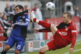 Michal Kadlec v souboji s Piotrem Trochowskim z Hamburku.