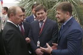 Ramzan Kadyrov (vpravo) a Vladimir Putin