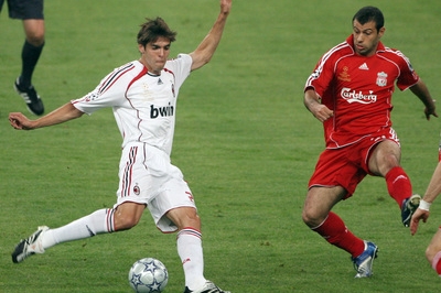 Brazilec Kaká (v bílém) nedá Realu Madrid spát