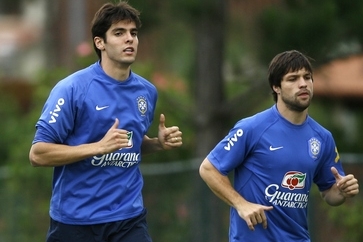 Brazilský fotbalista ve službách AC Milán Kaká (vlevo) Brazilský fotbalista ve službách AC Milán Kaká (vlevo)