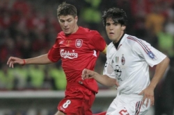 Kak&aacute; (vlevo) a Steven Gerrard.