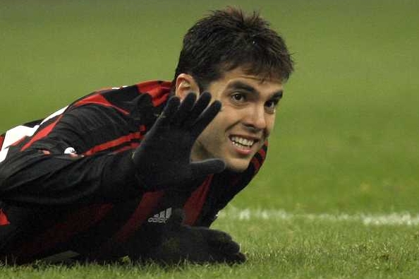 Brazilský fotbalista Kaká, zatím v dresu AC Milán. Odejde do Anglie? Brazilský fotbalista Kaká, zatím v dresu AC Milán. Odejde do Anglie?
