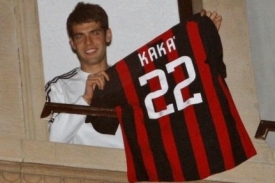 Kaká v pondělí pozdě večer ukazuje ze svého domu dres AC Milán.